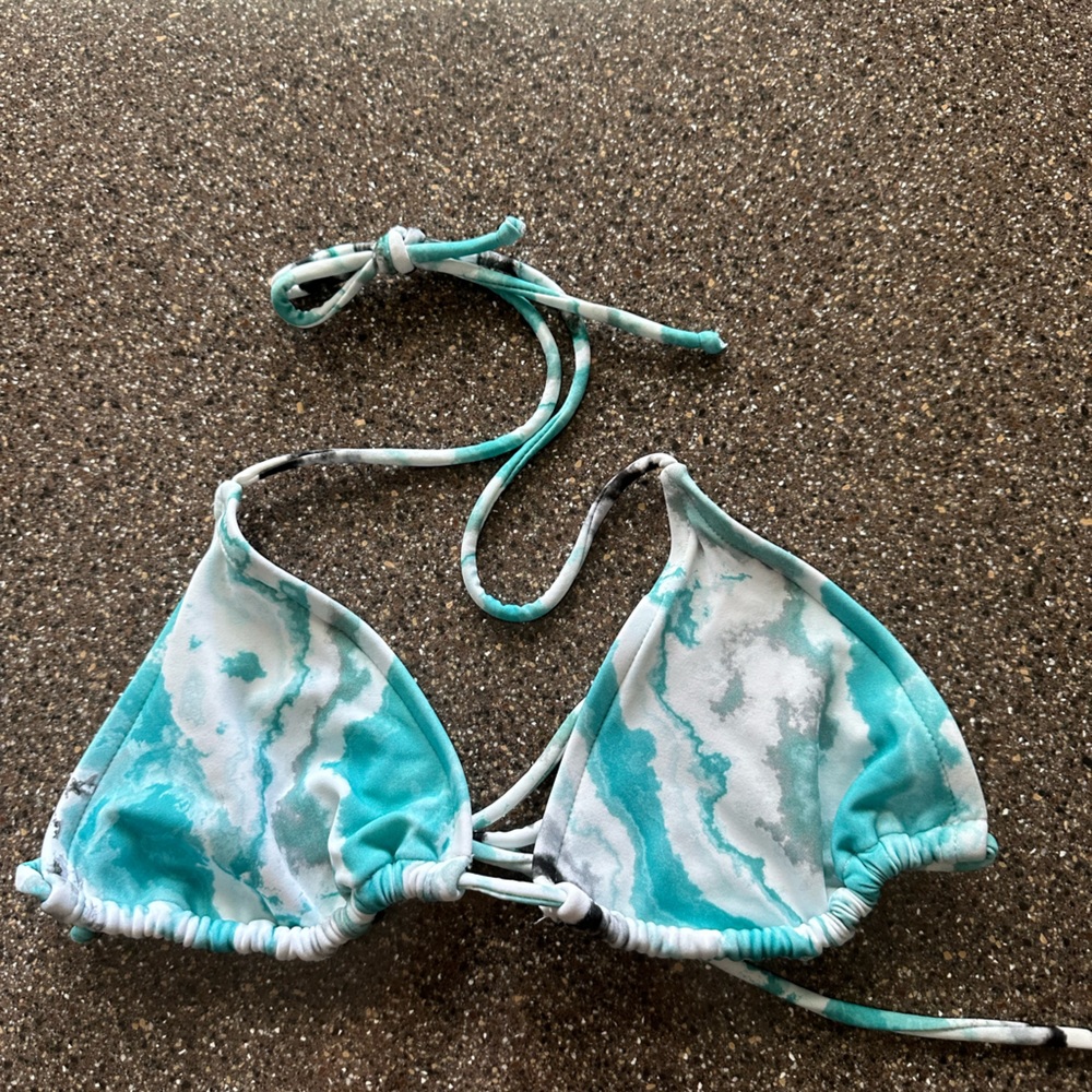 NWOT Venus Triangle Bikini Top. Size 34B